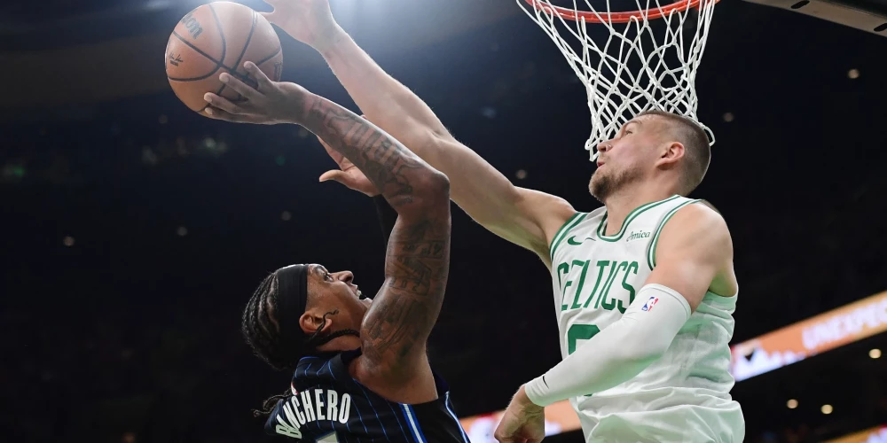 Kristaps Porziņģis aptur Paolo Bankero gājienu uz grozu.