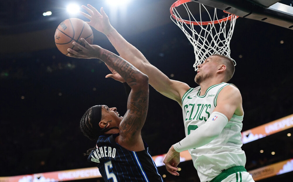 Porziņģis pieticīgs uzbrukumā, bet lielisks aizsardzībā; "Celtics" izslēgšanas spēles sāk ar pārliecinošu uzvaru