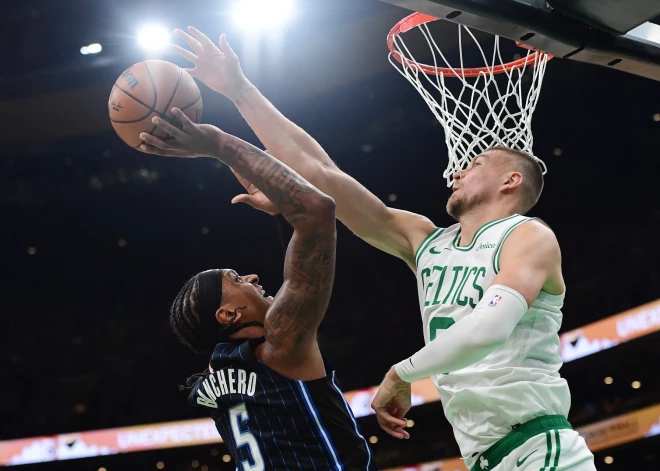 Porziņģis pieticīgs uzbrukumā, bet lielisks aizsardzībā; "Celtics" izslēgšanas spēles sāk ar pārliecinošu uzvaru