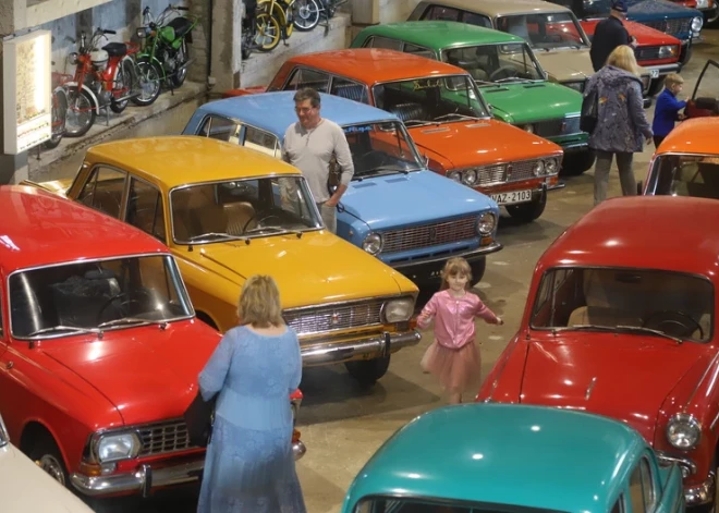 Padomju laika retro auto ekspozīcijas "Tehnika no pagātnes” atklāšana Ogrē.