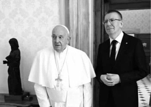 Romas katoļu baznīcas pāvests Francisks un Valsts prezidents Edgars Rinkēvičs. 
