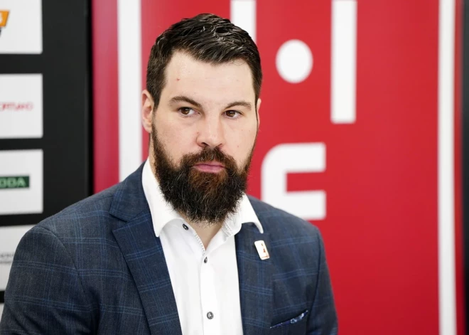 "Завтра будет нас в попу целовать": экс-тренер сборной РФ по хоккею обиделся на Каспара Даугавиньша