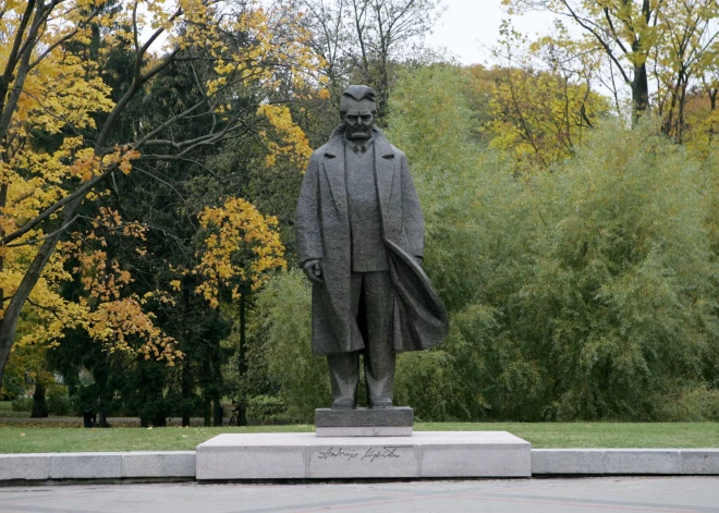 Andreja Upīša pieminekli pagaidām nezāģēs