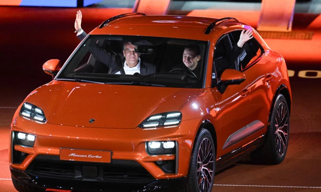 Aļona Ostapenko savā jaunajā auto.