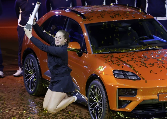 Aļona Ostapenko pieveic pasaules ranga līderi Arinu Sabaļenku un uzvar devītajā WTA vienspēļu turnīrā karjerā