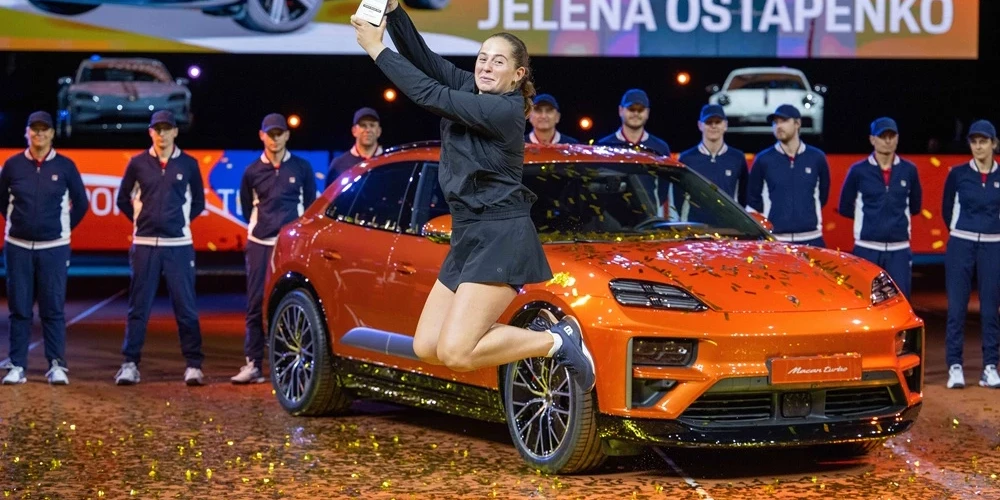 Получив кубок и авто, Алена улетела от счастья.