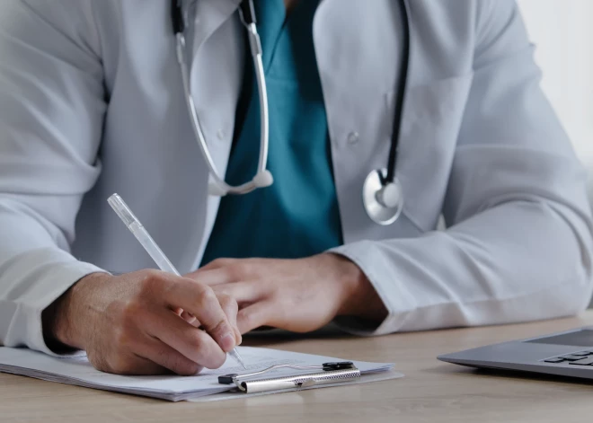 Латвия инвестирует в будущее медицины - больше мест для врачей-резидентов!