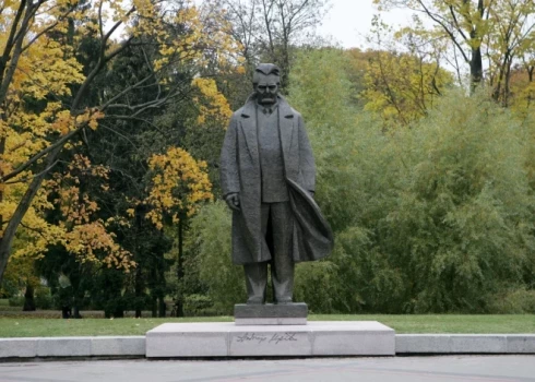 В течение последнего полугода в столице активно обсуждается будущее памятника писателю Андрею Упиту.