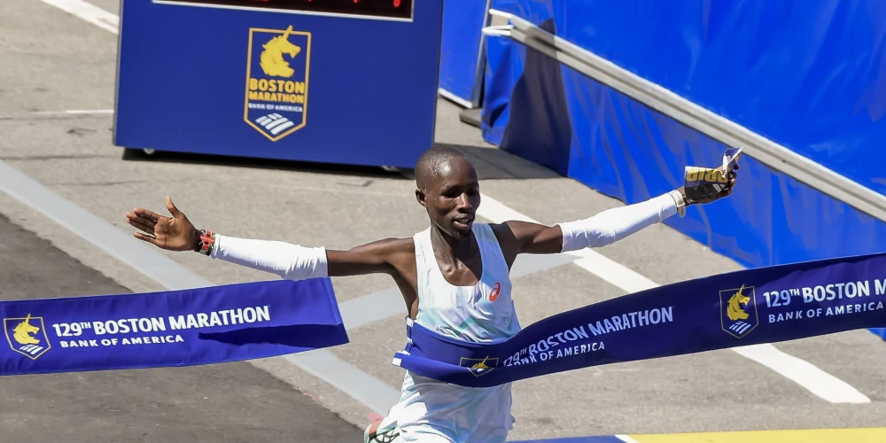 Džons Korirs atkārto brāļa Veslija panākumu Bostonas maratonā