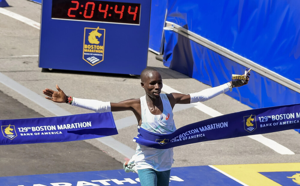 Bostonas maratonā triumfē kenijieši Šerona Lokedi un Džons Korirs, kura brālis Veslijs jau reiz tur uzvarēja