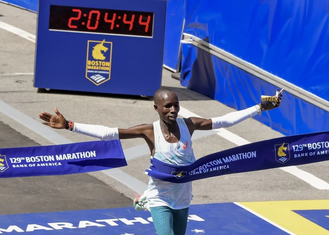 Bostonas maratonā triumfē kenijieši Šerona Lokedi un Džons Korirs, kura brālis Veslijs jau reiz tur uzvarēja