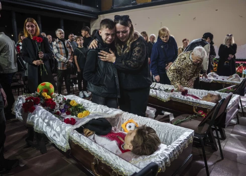 Sumos apglabā visu ģimeni, ko krievu raķete nogalināja 13. aprīlī. Kopumā Sumos krievi nogalināja 36 civiliedzīvotājus, sarīkojot asiņaināko uzbrukumu iedzīvotājiem kopš 2023. gada. Putins paziņoja, ka nogalinātie bija karavīri, kas bija pelnījuši nāvi.