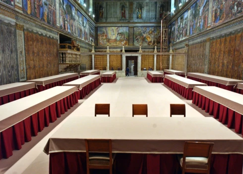 Konklāva zāle Siksta kapellā, gatavojoties pāvesta vēlēšanām
