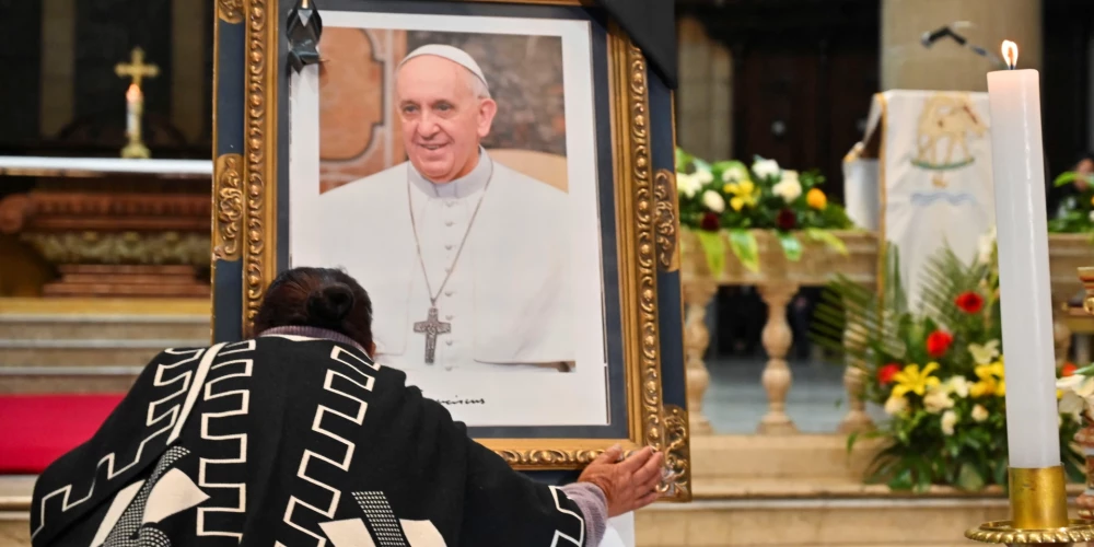 Pāvests Francisks nomira pēc smadzeņu insulta.