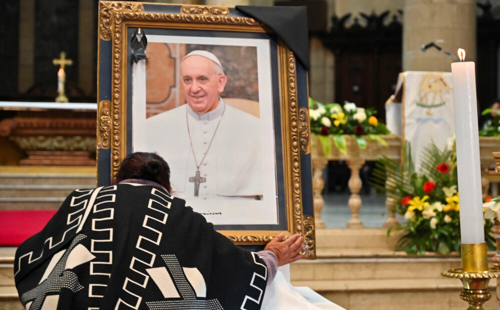 FOTO: katoļi visā pasaulē sēro par pāvesta Franciska nāvi