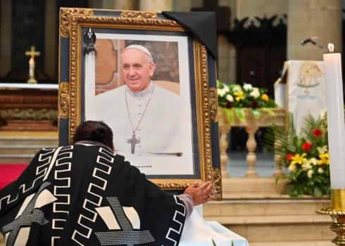 Pāvests Francisks nomira pēc smadzeņu insulta.