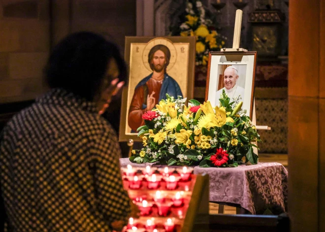 Katoļi sēro par pāvesta Franciska nāvi.