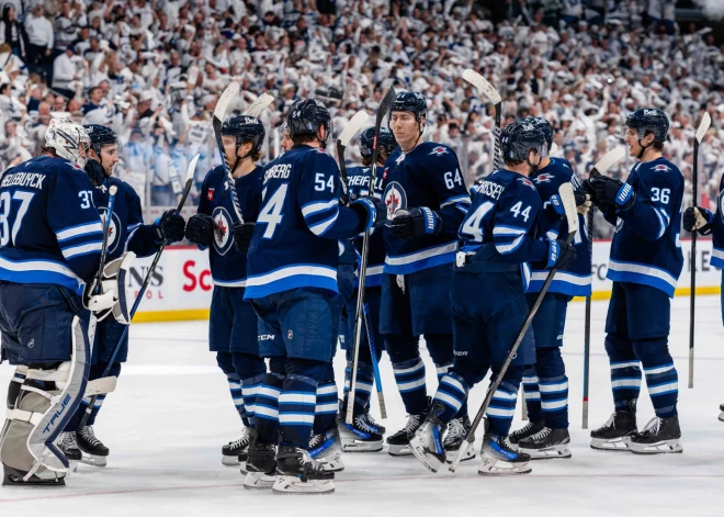 NHL konferenču uzvarētāji Stenlija kausa izcīņu sāk pārliecinoši; "Oilers" atspēlējas no 0:4, bet neuzvar