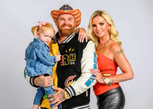 Biedrība Mia Music, ko aizpērn jūnijā reģistrēja muzikants Andris Kivičs ar daudzpusīgo sievu Lieni Kiviču, tiek likvidēta.