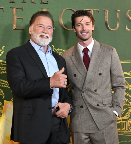 Patriks Švarcenegers ar tēti Arnoldu Švarcenegeru seriāla "Baltais lotoss" trešās sezonas pirmizrādes vakarā Losandželosā šā gada 10. februārī.