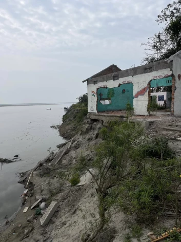 Skolas ēka Brahmaputras krastos, kas zaudēta beidzamo gadu upes plūdos.