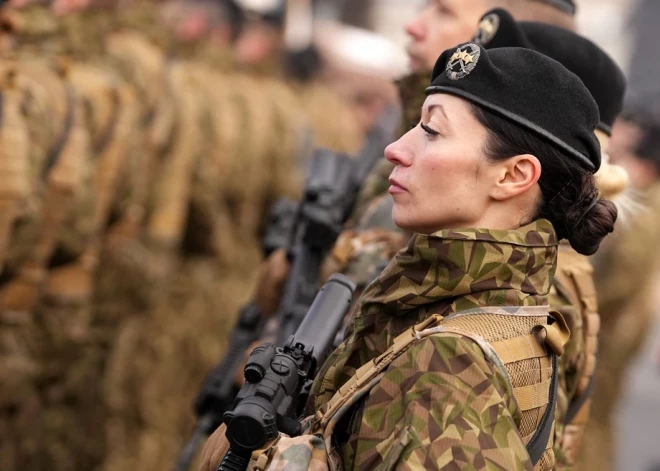 Армии не хватает новобранцев: в Латвии опять собрались поставить в строй женщин