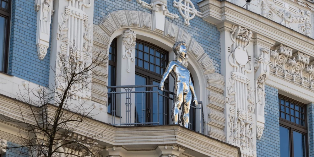 Kailais uz balkona sveicina un sauc "labrīt".