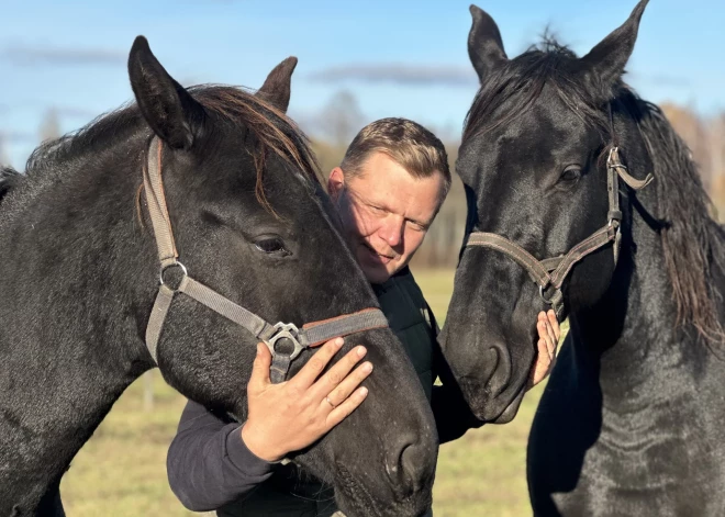 Pēc kritiena no zirga slimnīcā nonācis dziedātājs Dainis Skutelis