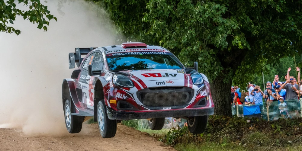 Aizvadītajā vasarā Mārtiņš Sesks un Renārs Francis pasaules rallija čempionāta posmā Latvijā brauca ar Ford Puma Rally1 automašīnu, kas bija aprīkota ar jaudīgo hibrīdzinēju.
