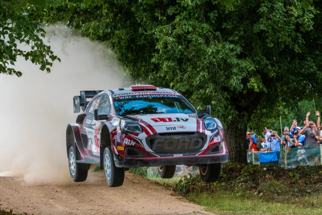 Aizvadītajā vasarā Mārtiņš Sesks un Renārs Francis pasaules rallija čempionāta posmā Latvijā brauca ar Ford Puma Rally1 automašīnu, kas bija aprīkota ar jaudīgo hibrīdzinēju.