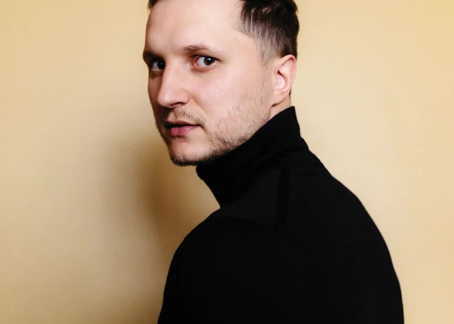 Īstajā dzīvē viņam ir pat divi ieroči! "Nelūgto viesu" zvaigzne Niklāvs Kurpnieks par Tirsu, medībām un dzimtenes mīlestību