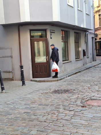 Pēc aculiecinieku vēstītā, mūziķis un mākslinieks pieklauvēja pie durvīm, un kāds viņu ielaida telpā, kur spraigi ris būvdarbi.