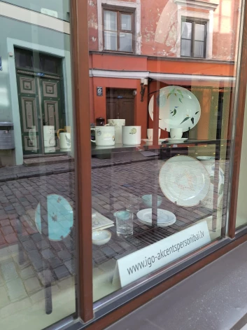 Jau pēc nedēļas Kas Jauns redzēja, ka Igo jaunā veikaliņa skatlogos jau sakārtoti trauki.