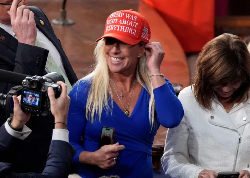 Džordžijas republikāņu kongresmene Mārdžorija Teilore Grīna nekautrējas arī apgalvot, ka ebreji ar "kosmiskajiem lāzeriem" izraisīja ugunsgrēkus ASV, bet Krievija aizstāv kristietību, toties Ukraina to apkaro (foto: Scanpix / AP)