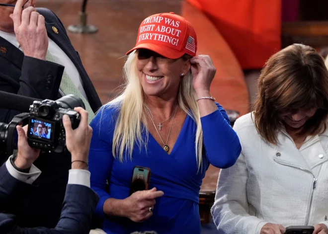 Trampa "kristīgā kongresmene" Mārdžorija Teilore Grīna izrāda ļaunu prieku par pāvesta nāvi, viņas draudziņš Zelenskim bija piekasījies par uzvalku