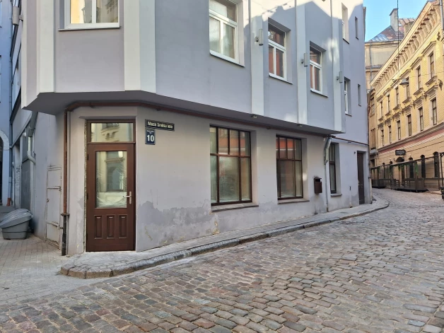 Jau pēc nedēļas Kas Jauns redzēja, ka Igo jaunā veikaliņa skatlogos jau sakārtoti trauki.