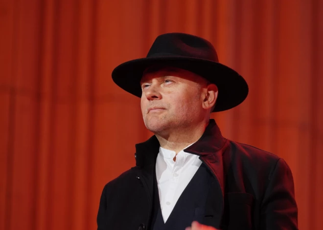 Dziedātājs Igo ar būvmateriālu maisu rosās Vecrīgā. Kas viņam padomā?