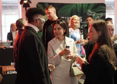 Baiba šajā pavasarī. Viņas matu griezums ir īsāks nekā kādreiz.