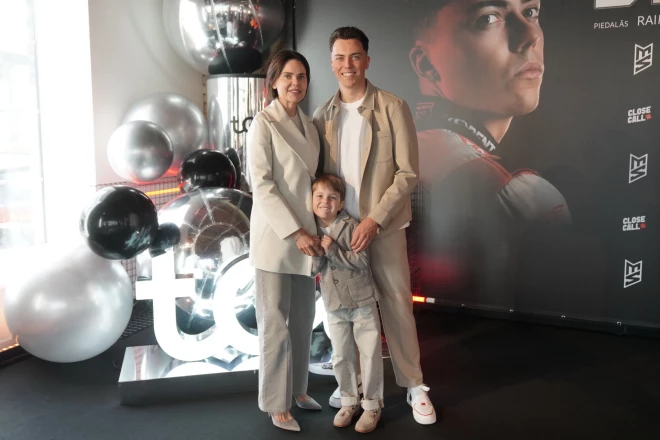 Sveicot jaunāko brāli autosportistu Mārtiņu Sesku filmas Debitants pirmizrādē Rīgā.