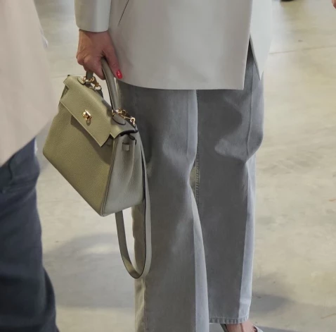 Tagad Baiba pošas klasiskā stilā, priekšroku dodot elegancei.