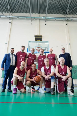 “Labi, ka komandas kopbildi tomēr uztaisījām pirms turnīra, jo kausa pasniegšanas brīdī atrados slimnīcā,” teic Kaspars Melnis (foto: ar 5. numuru). Latvijas Saeimu turnīrā pārstāvēja deputāti Ģirts Valdis Kristovskis, Kristaps Krištopans, Andris Kulbergs, Juris Viļums, Jānis Vucāns, kā arī klimata un enerģētikas ministrs Kaspars Melnis un ekonomikas ministrs Viktors Valainis, bet treneris bija Mārtiņš Bondars.