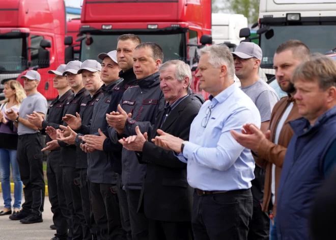 SIA "Scania Latvia" teritorijā notiek pasākums, kurā Valsts ugunsdzēsības un glābšanas dienests saņem 10 jaunās "Scania" autocisternas.