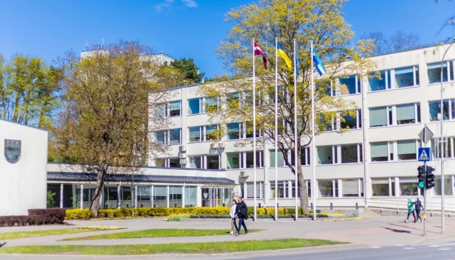 Uz Jūrmalas pilsētas domes 15 deputātu vietām pretendē 172 kandidāti no desmit sarakstiem.