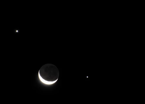Šonedēļ debesu vērotājus sagaida īpašs notikums — NASA informē, ka Mēness, Venēra un Saturns uz īsu brīdi izkārtosies tādā veidā, ka debesīs būs saskatāms “smaidiņš”.