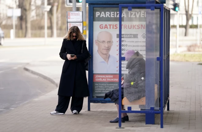 Centrālās Jūrmalas ielas jau rotā priekšvēlēšanu plakāti.