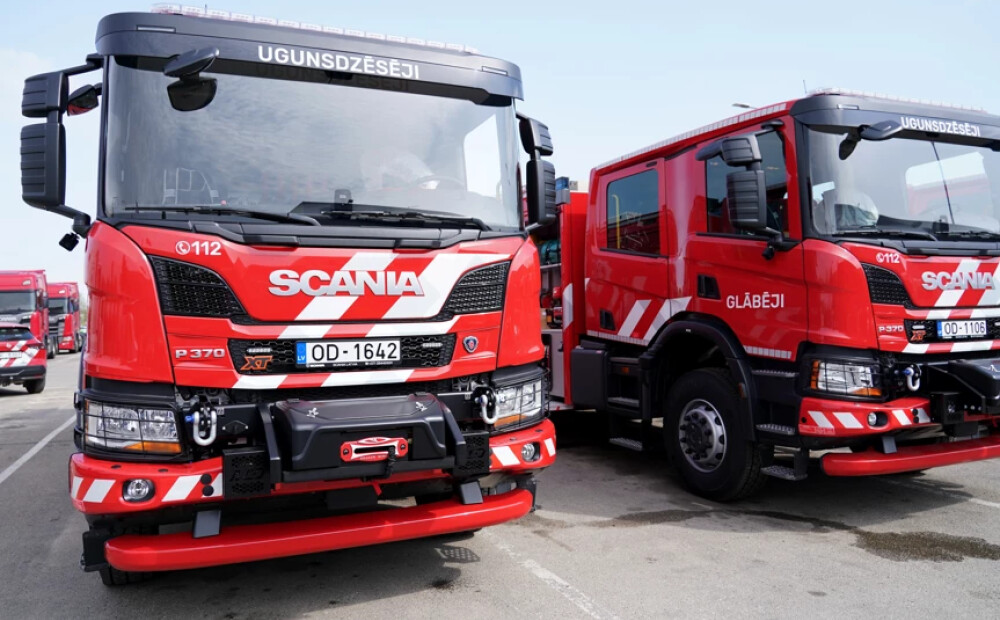 FOTO: ugunsdzēsēji saņem jaunās "Scania" autocisternas