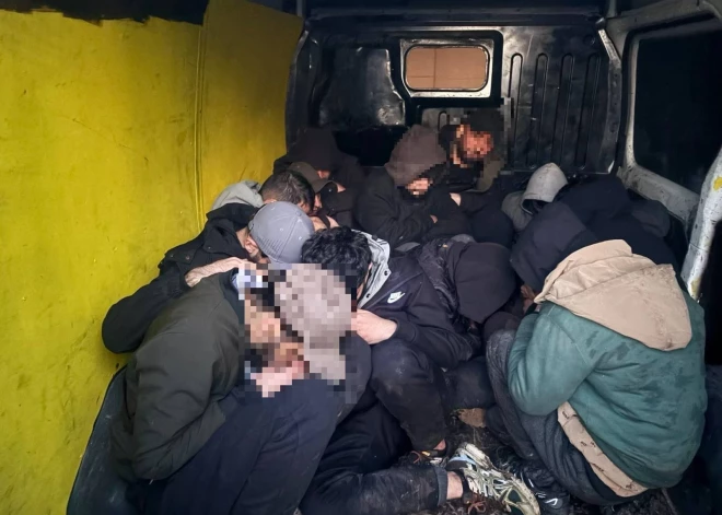 Aiztur latvieti, kura mašīnā atrod deviņas aziātiskas izcelsmes personas