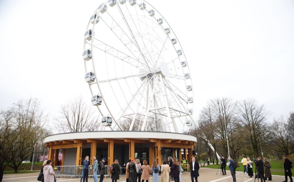 Rīgas panorāmas rats piedzīvo milzīgu apmeklētāju skaitu; lielā pieprasījuma dēļ mainīts darba laiks