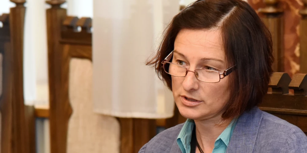 Ģenerālprokuratūras Krimināltiesiskā departamenta Sevišķi svarīgu lietu izmeklēšanas nodaļas prokurore Viorika Jirgena preses brīfingā informē par prokuratūras uzsākto kriminālvajāšanu pret Latvijas Bankas prezidentu Ilmāru Rimšēviču un uzņēmēju Māri Martinsonu.