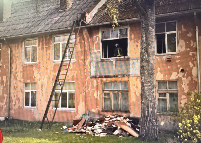 В Брекши из-за свечи вспыхнул пожар: хозяйка пыталась потушить огонь сама